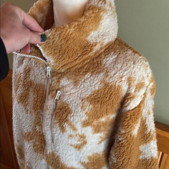 Betsey Johnson Cozy Tan and Cream Cow like print Sherpa Jacket - Picture 4 of 14